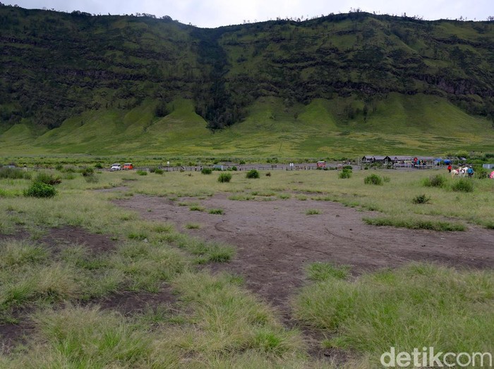 Awal mulanya keindahan Bromo hanya dikenal dengan dua destinasi favorit yakni menikmati Sunrise dan Kawah Bromo saja. Tapi, sejak dibuka pintu masuk lewat Malang, kini bertambah tujuan wisatanya.

Lautan pasir Bromo, Bukit Teletubbies dan padang savana yang terbentang luas.