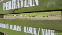 Sebenernya, menuju kawasan Bukit Teletubbies atau Savana Bromo ini dapat di tempuh melalui pintu masuk kawasan Wisata Gunung Bromo dari Kota Malang, Pasuruan, Probolinggo dan Lumajang.