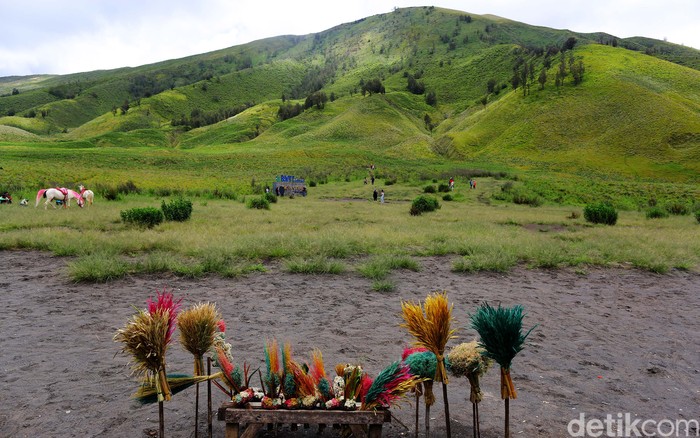 Awal mulanya keindahan Bromo hanya dikenal dengan dua destinasi favorit yakni menikmati Sunrise dan Kawah Bromo saja. Tapi, sejak dibuka pintu masuk lewat Malang, kini bertambah tujuan wisatanya.

Lautan pasir Bromo, Bukit Teletubbies dan padang savana yang terbentang luas.