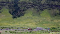 Namanya saja Padang Savana, jadi jangan berharap ada canopy ataupun pohon tinggi yang bisa untuk bernaung dari terik sinar matahari, karena itu sebaiknya anda membawa sunglasses, topi ataupun sunblock bagi yang takut hitam.