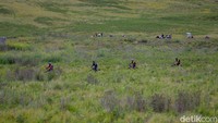 Nggak hanya itu, kita juga bisa menikmati bersepeda bersama komunitas di Bukit Teletubbies ini loh. Seperti mereka itu semua. 