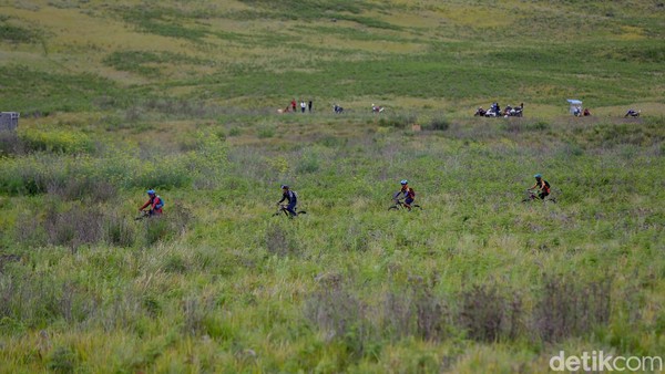 Nggak hanya itu, kita juga bisa menikmati bersepeda bersama komunitas di Bukit Teletubbies ini loh. Seperti mereka itu semua. Nggak hanya itu, kita juga bisa menikmati bersepeda bersama komunitas di Bukit Teletubbies ini loh. Seperti mereka itu semua.