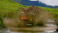 Oh iya, kita juga bisa bermain di lumpur bersama jeep yang sudah kita sewa itu loh. Biar kesannya ada kenang-kenangan yang membekas. Apalagi di perkotaan kan belum tentu ada yang beginian.