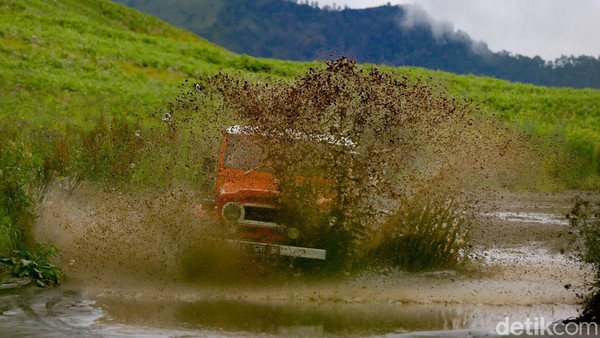 Oh iya, kita juga bisa bermain di lumpur bersama jeep yang sudah kita sewa itu loh. Biar kesannya ada kenang-kenangan yang membekas. Apalagi di perkotaan kan belum tentu ada yang beginian. Oh iya, kita juga bisa bermain di lumpur bersama jeep yang sudah kita sewa itu loh. Biar kesannya ada kenang-kenangan yang membekas. Apalagi di perkotaan kan belum tentu ada yang beginian.