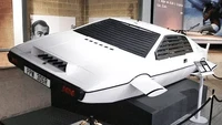 Pembelian teraneh yang pernah dilakukan Elon Musk adalah sebuah mobil Lotus Esprit yang dipakai di film James Bond, sekuel Spy Who Loved Me. Musk merogoh US$ 1 juta dolar atau Rp 14 miliar untuk modil ini. Eits, tunggu dulu, ini bukan bener-bener mobil. Ini cuma dummy, alias model. Ya bisa dibilang cuma mainan! Foto: Asia Times via Scoopwhoop