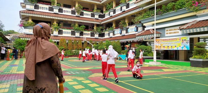 orang tua siswa SD Negeri Kebon Jeruk 01 dan 08 mengantar anaknya sekolah tatap muka 100 persen.