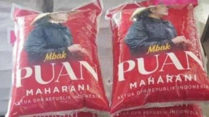 Paket sembako bergambar Ketua DPP PDIP Puan Maharani di Solo.