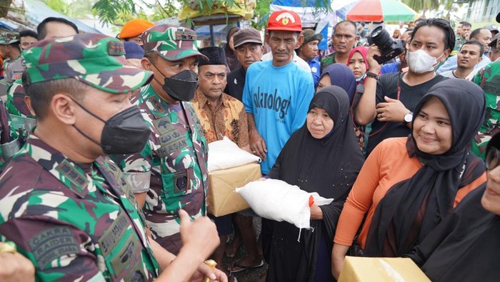 Pangdam Iskandar Muda Mayjen TNI Mohamad Hasan meninjau lokasi banjir yang merendam 14 kecamatan di Aceh Utara