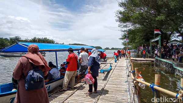 Jika di hari biasa sepi banget seperti kuburan, hanya sekitar 100 orang saja per hari. Saat libur tahun Baru 2022, jumlah pengunjung bisa mencapai 600-700 orang. (Jalu Rahman Dewantara/detikTravel) Jika di hari biasa sepi banget seperti kuburan, hanya sekitar 100 orang saja per hari. Saat libur tahun Baru 2022, jumlah pengunjung bisa mencapai 600-700 orang. (Jalu Rahman Dewantara/detikTravel)