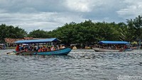 Pihak pengelola kapal wisata pun merasa seperti ketiban durian runtuh karena tingginya jumlah wisatawan yang menggunakan jasa mereka. Lonjakan ini setidaknya bisa menutup kekosongan pemasukan selama pandemi COVID-19. (Jalu Rahman Dewantara/detikTravel)