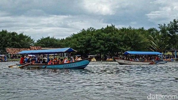 Pihak pengelola kapal wisata pun merasa seperti ketiban durian runtuh karena tingginya jumlah wisatawan yang menggunakan jasa mereka. Lonjakan ini setidaknya bisa menutup kekosongan pemasukan selama pandemi COVID-19. (Jalu Rahman Dewantara/detikTravel) Pihak pengelola kapal wisata pun merasa seperti ketiban durian runtuh karena tingginya jumlah wisatawan yang menggunakan jasa mereka. Lonjakan ini setidaknya bisa menutup kekosongan pemasukan selama pandemi COVID-19. (Jalu Rahman Dewantara/detikTravel)