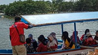 Untuk bisa menikmati fasilitas kapal wisata di Pantai Glagah, pengunjung hanya perlu merogoh kocek Rp 10.000 per orang. Satu kapal wisata berkapasitas maksimal 15-20 orang. (Jalu Rahman Dewantara/detikTravel)