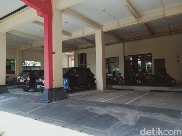 Parkir mobil pimpinan DPRD Klaten sudah kosong, Selasa (4/1/2022).
