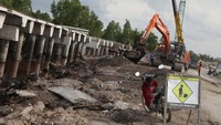 Pekerja mengoperasikan alat berat pada proyek pembangunan jembatan layang (pile slab) di Jalan Trans Kalimantan Bukit Rawi, Pulang Pisau, Kalimantan Tengah, Selasa (4/1/2022).