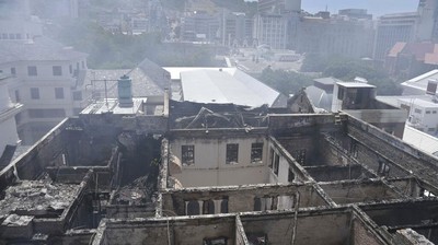Penampakan Gedung Parlemen Afrika Selatan yang Hangus Dilalap Api