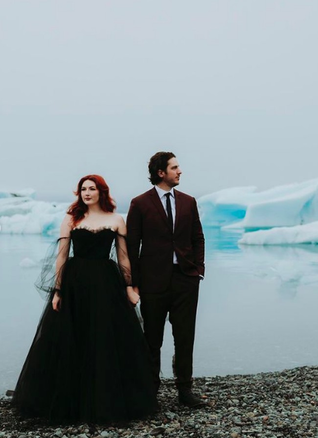 Wanita bernama Lauren Stewart itu menggunakan gaun pengantin hitam, Penampilannya jadi viral karena pilihan busananya tersebut sangat jarang dipakai. Foto: dok. Instagram (fotografer: @caitlinconnell.photo)