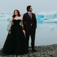 Wanita bernama Lauren Stewart itu menggunakan gaun pengantin hitam, Penampilannya jadi viral karena pilihan busananya tersebut sangat jarang dipakai. Foto: dok. Instagram (fotografer: @caitlinconnell.photo)