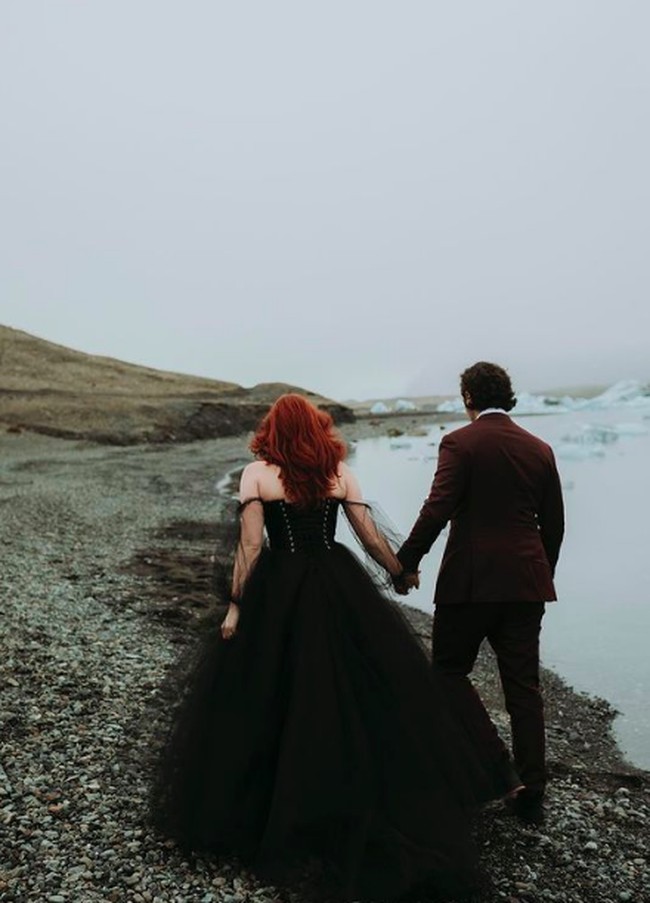 “Aku tahu bahwa aku ingin dress hitam, tapi aku tidak menemukan yang aku sukai. Sangat sulit menggunakan baju hitam dengan baik karena terkesan seperti baju untuk prom,” ungkap Lauren.  Foto: dok. Instagram (fotografer: @caitlinconnell.photo)