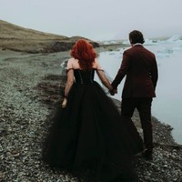 “Aku tahu bahwa aku ingin dress hitam, tapi aku tidak menemukan yang aku sukai. Sangat sulit menggunakan baju hitam dengan baik karena terkesan seperti baju untuk prom,” ungkap Lauren.  Foto: dok. Instagram (fotografer: @caitlinconnell.photo)