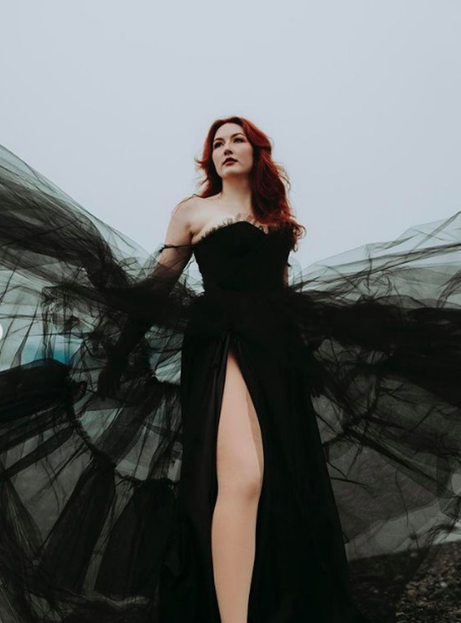 Inilah penampilan Lauren dengan gaun pengantin hitamnya. Gaun berpotongan off-shoulder tersebut memiliki lengan tulle. Bagian atas yang dibuat aksen korset dengan bagian roknya yang bervolume dari bahan tulle. Foto: dok. Instagram (fotografer: @caitlinconnell.photo)