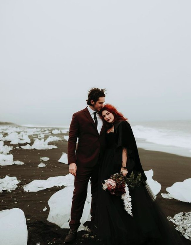 Tak hanya busananya yang unik, pernikahan Lauren secara keseluruhan juga dramatis. Lauren dan suaminya Joe Loris menikah di danau es di Islandia. Pernikahan tersebut tampak begitu romantis.Foto: dok. Instagram (fotografer: @caitlinconnell.photo)