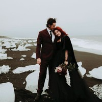 Tak hanya busananya yang unik, pernikahan Lauren secara keseluruhan juga dramatis. Lauren dan suaminya Joe Loris menikah di danau es di Islandia. Pernikahan tersebut tampak begitu romantis.Foto: dok. Instagram (fotografer: @caitlinconnell.photo)