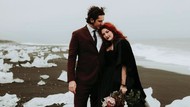 7 Foto Viral Pernikahan Dramatis Digelar di Danau Es, Pengantin Bergaun Hitam