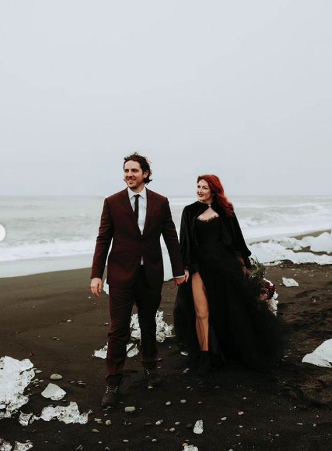 Gaun hitam dengan pemandangan es membuat pernikahan tersebut lain dari biasanya. Pernikahan tersebut sukses seperti berada di sebuah dongeng fantasi. Foto: dok. Instagram (fotografer: @caitlinconnell.photo)