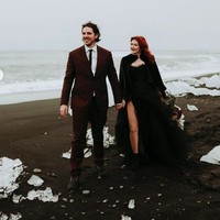 Gaun hitam dengan pemandangan es membuat pernikahan tersebut lain dari biasanya. Pernikahan tersebut sukses seperti berada di sebuah dongeng fantasi. Foto: dok. Instagram (fotografer: @caitlinconnell.photo)