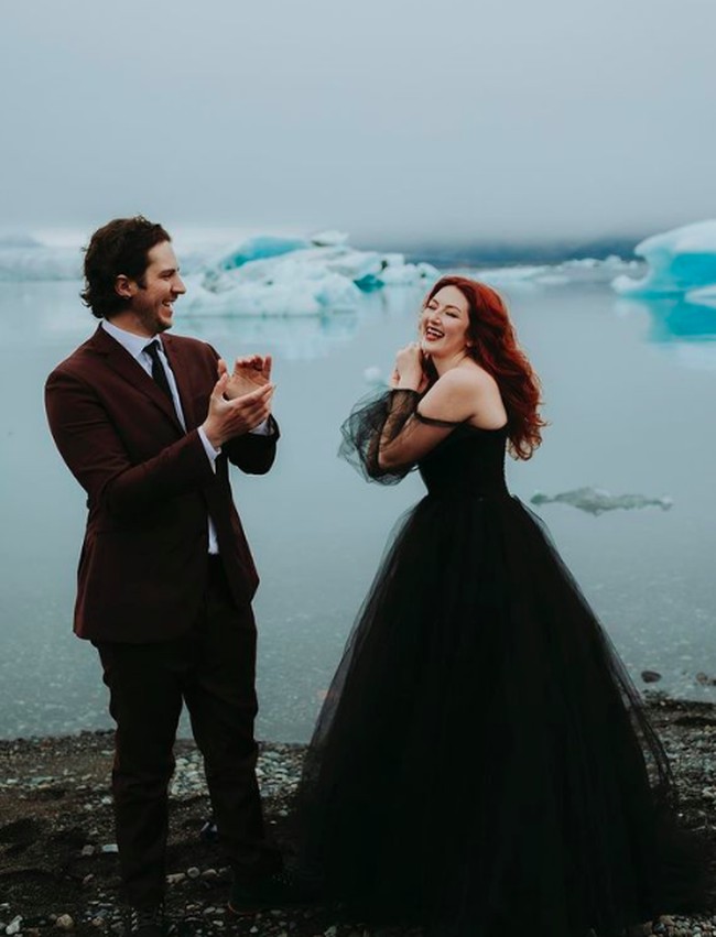 Pada awalnya kami yakin bahwa akan menikah dengan gaun hitam dan di pantai. Tapi kami berubah pikiran, kamu memilih laguna ini, dan ini sangat cerah dengan es yang biru,” ungkap Lauren. Foto: dok. Instagram (fotografer: @caitlinconnell.photo)