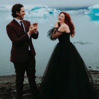 Pada awalnya kami yakin bahwa akan menikah dengan gaun hitam dan di pantai. Tapi kami berubah pikiran, kamu memilih laguna ini, dan ini sangat cerah dengan es yang biru,” ungkap Lauren. Foto: dok. Instagram (fotografer: @caitlinconnell.photo)