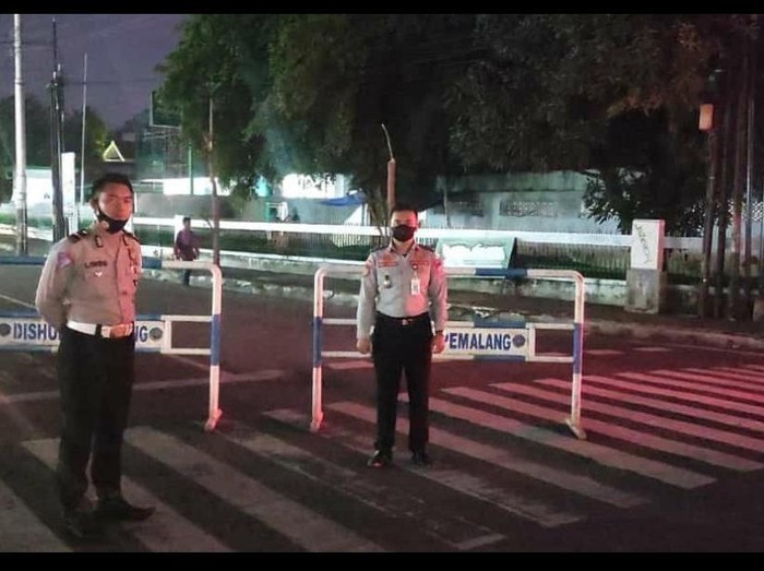 Petugas berjaga di pertigaan Jalan Ahmad Yani-Jalan Sudirman, Pemalang, Selasa (4/1/2022).