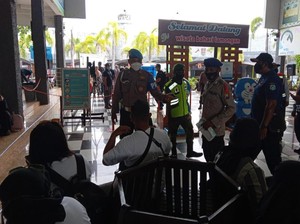 Omicron Masuk Jatim, Petugas Gabungan Pelototi Tempat Wisata Lamongan