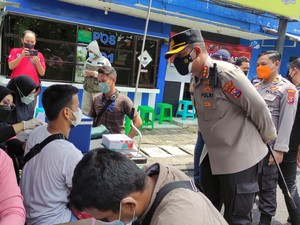 Polisi Sidoarjo Edukasi hingga Pantau Vaksinasi Siswa SD