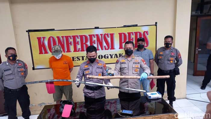 Polisi menunjukkan barang bukti yang disita dari tersangka tawuran suporter di Titik Nol.