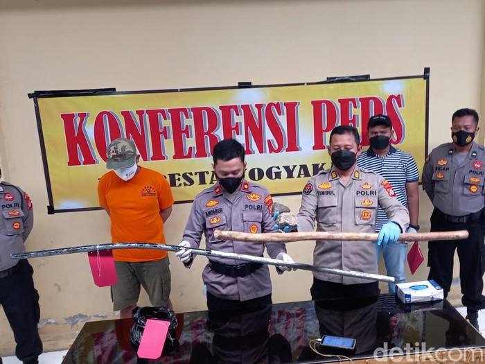 Polisi menunjukkan barang bukti yang disita dari tersangka tawuran suporter di Titik Nol.