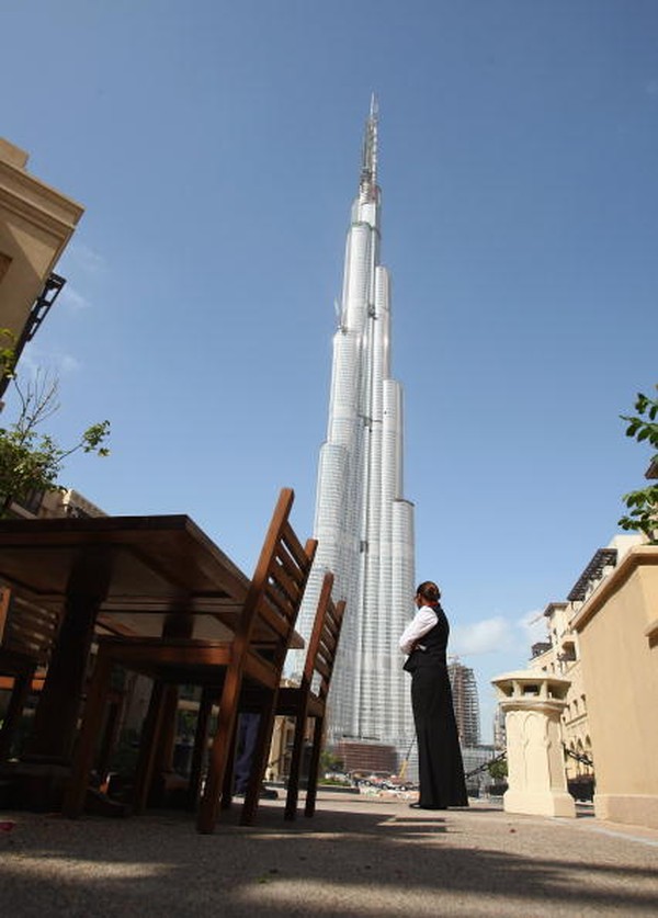 Firma arsitektur Skidmore, Owings dan Merrill diketahui sebagai perancang gedung pencakar langit ini. Sementara itu, arsitek gedung ini adalah Adrian Smith. Diketahui, gedung tertinggi di dunia ini memiliki lebih dari 160 lantai di dalamnya yang berisi hotel, kantor hingga apartemen mewah. Getty Images/Alexander Hassenstein. Firma arsitektur Skidmore, Owings dan Merrill diketahui sebagai perancang gedung pencakar langit ini. Sementara itu, arsitek gedung ini adalah Adrian Smith. Diketahui, gedung tertinggi di dunia ini memiliki lebih dari 160 lantai di dalamnya yang berisi hotel, kantor hingga apartemen mewah. Getty Images/Alexander Hassenstein.