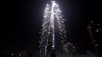 Gedung ini memiliki 3 waktu berbuka puasa karena tingginya yang mencapai 828 meter. Umat Muslim yang tinggal di lantai dasar hingga lantai 80 Burj Khalifa berpuasa dengan waktu normal yang telah ditentukan yaitu sekitar 14 jam sehari. Naik 1 lantai ke lantai 81 hingga lantai 150 waktu buka puasa mulai berbeda dengan lantai sebelumnya. Waktu buka puasa di lantai ini ditambahkan dua menit dari waktu normal. Sedangkan waktu buka puasa di lantai 151 ke atas ditambahkan 3 menit dari waktu puasa normal. Getty Images/Martin Rose. 