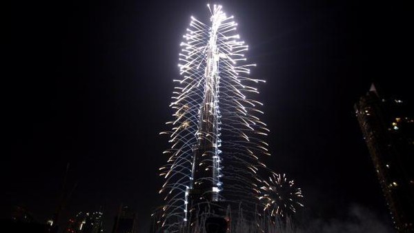 Gedung ini memiliki 3 waktu berbuka puasa karena tingginya yang mencapai 828 meter. Umat Muslim yang tinggal di lantai dasar hingga lantai 80 Burj Khalifa berpuasa dengan waktu normal yang telah ditentukan yaitu sekitar 14 jam sehari. Naik 1 lantai ke lantai 81 hingga lantai 150 waktu buka puasa mulai berbeda dengan lantai sebelumnya. Waktu buka puasa di lantai ini ditambahkan dua menit dari waktu normal. Sedangkan waktu buka puasa di lantai 151 ke atas ditambahkan 3 menit dari waktu puasa normal. Getty Images/Martin Rose. Gedung ini memiliki 3 waktu berbuka puasa karena tingginya yang mencapai 828 meter. Umat Muslim yang tinggal di lantai dasar hingga lantai 80 Burj Khalifa berpuasa dengan waktu normal yang telah ditentukan yaitu sekitar 14 jam sehari. Naik 1 lantai ke lantai 81 hingga lantai 150 waktu buka puasa mulai berbeda dengan lantai sebelumnya. Waktu buka puasa di lantai ini ditambahkan dua menit dari waktu normal. Sedangkan waktu buka puasa di lantai 151 ke atas ditambahkan 3 menit dari waktu puasa normal. Getty Images/Martin Rose.