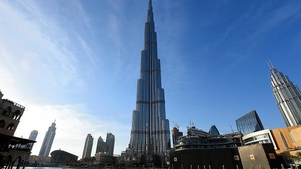 Bangunan lain yang bikin berdecak kagum di Dubai adalah Burj Khalifa. Bangunan yang memiliki 162 lantai dan tinggi mencapai 828 meter itu dikenal sebagai gedung pencakar langit tertinggi di dunia. Saking tingginya, gedung yang pembangunannya menghabiskan dana mencapai 1,5 miliar dollar AS itu memiliki 3 waktu buka puasa yang berbeda. Umat muslim yang tinggal di lantai dasar hingga lantai 80 Burj Khalifa berpuasa dengan waktu normal yang telah ditentukan yaitu sekitar 14 jam sehari. Naik 1 lantai ke lantai 81 hingga lantai 150 waktu buka puasa di lantai ini ditambahkan dua menit dari waktu normal. Sedangkan waktu buka puasa di lantai 151 ke atas ditambahkan 3 menit dari waktu puasa normal. (Getty Images).