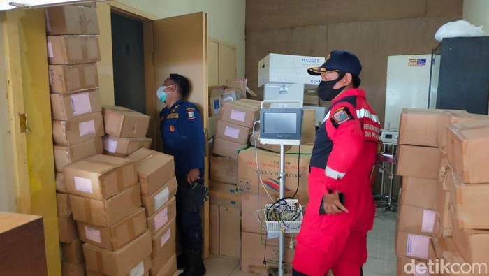 Proses evakuasi ular piton 5 meter dari ruang isolasi pasien COVID di RS Wahidin Makassar. (Ibnu Munsir/detikcom)