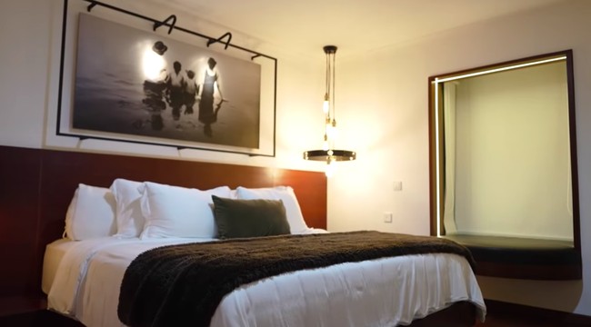 Ryan dan Sharena Delon sederhana tapi tetap terasa berestetika berkat foto keluarga hitam-putih yang menghiasinya. (Foto: YouTube/Sharena Delon - Party of Four)