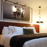 Ryan dan Sharena Delon sederhana tapi tetap terasa berestetika berkat foto keluarga hitam-putih yang menghiasinya. (Foto: YouTube/Sharena Delon - Party of Four)