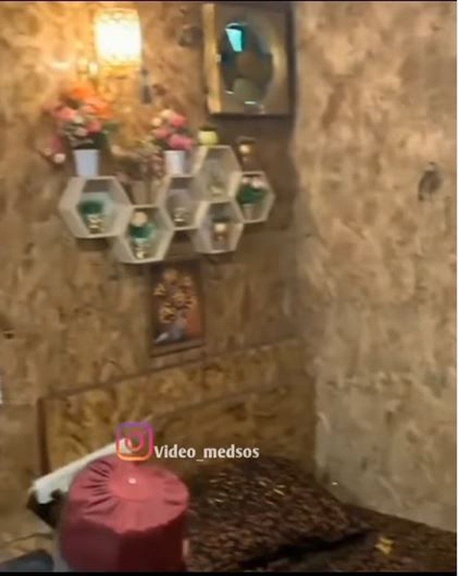 Hampir seluruh dinding di dalam rumah diberi wallpaper yang menambah kesan mewah dan elegan. Tempat tidurnya sendiri terletak persis di sebelah meja komputer. Foto: Instagram/@video_medsos
