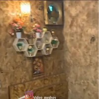 Hampir seluruh dinding di dalam rumah diberi wallpaper yang menambah kesan mewah dan elegan. Tempat tidurnya sendiri terletak persis di sebelah meja komputer. Foto: Instagram/@video_medsos