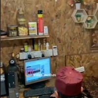 Desain rumah yang tak biasa itu membuat tak sedikit netizen yang memuji. Gubuk serasa hotel apa lg sdh punya pasangan, komentar salah seorang netizen. Di luar rumah nampak gelandangan... Di dalam rumah menjadi sultan, tambah netizen lain. Foto: Instagram/@video_medsos