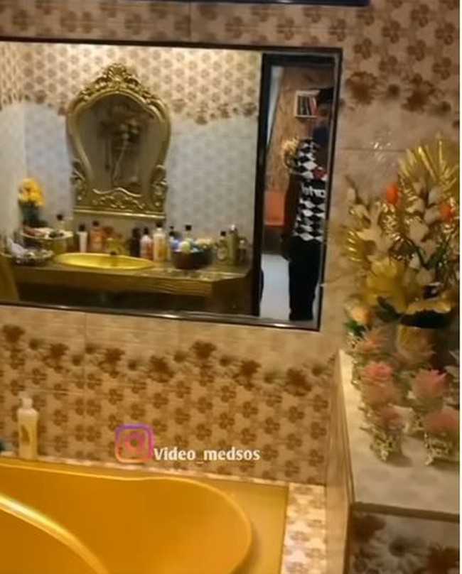 Tak kalah mewah, kamar mandinya bahkan dilengkapi dengan bathtub berwarna senada. Bagaimana menurutmuu konsep rumah yang satu ini? Foto: Instagram/@video_medsos