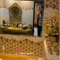 Tak kalah mewah, kamar mandinya bahkan dilengkapi dengan bathtub berwarna senada. Bagaimana menurutmuu konsep rumah yang satu ini? Foto: Instagram/@video_medsos