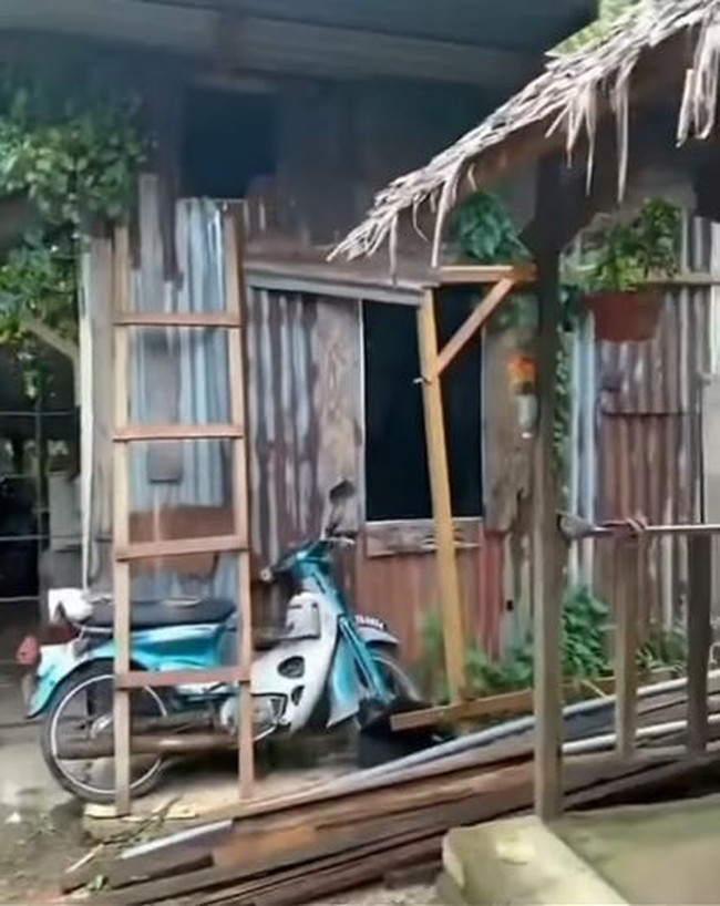 Rumah yang satu ini memiliki desain unik dan tidak biasa. Dari luarnya terlihat seperti rumah gubuk yang usai, namun bagian dalamnya justru bisa membuat melongo. Foto: Instagram/@video_medsos