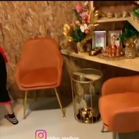 Berbeda jauh dengan bagian luarnya, bagian dalam rumah justruu terlihat cukup nyaman. Di dekat pintu masuk terdapat sebuah ruang kecil tak bersekat yang dilengkapi dengan meja dan dua buah tempat duduk berwarna oranye. Foto: Instagram/@video_medsos